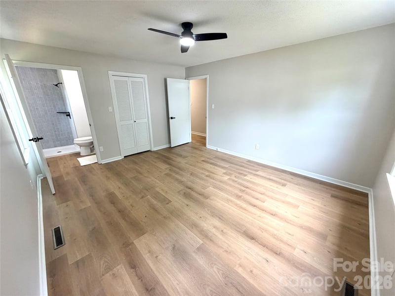 1880 Woodridge Cir, Hickory, NC 28602