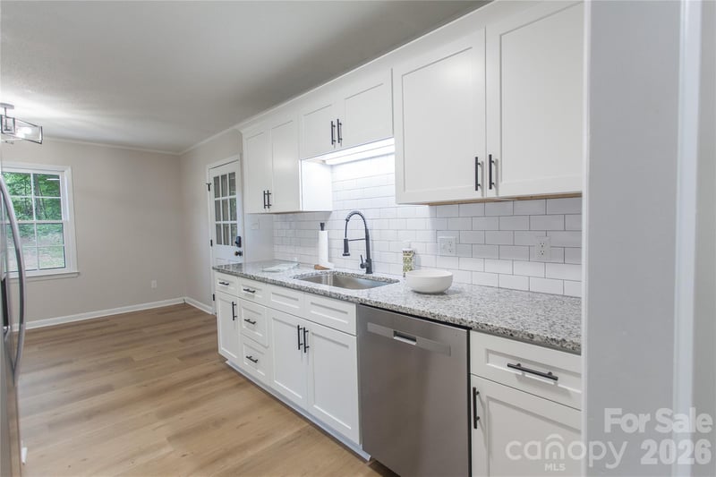1880 Woodridge Cir, Hickory, NC 28602