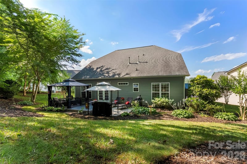 6008 River Garden Ct, Lowell, NC 28098