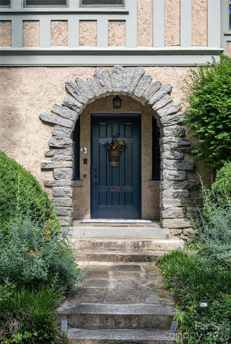 334 Vanderbilt Rd, Biltmore Forest, NC 28803