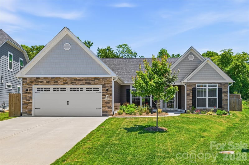 97 Spence Dr, Hendersonville, NC 28739