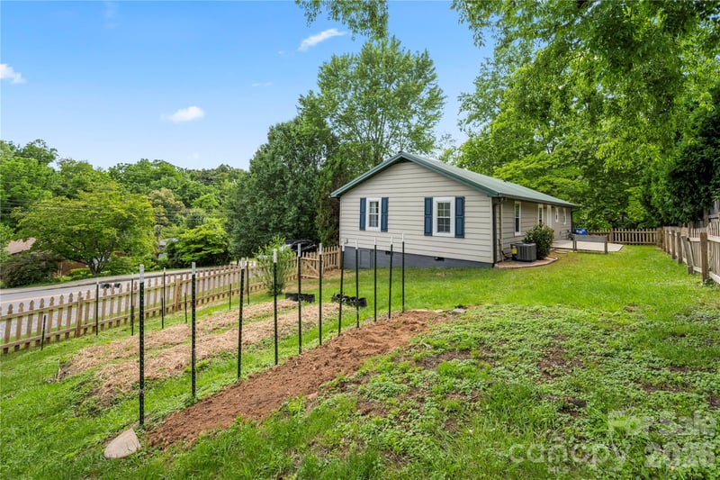 589 Sand Hill Rd, Asheville, NC 28806