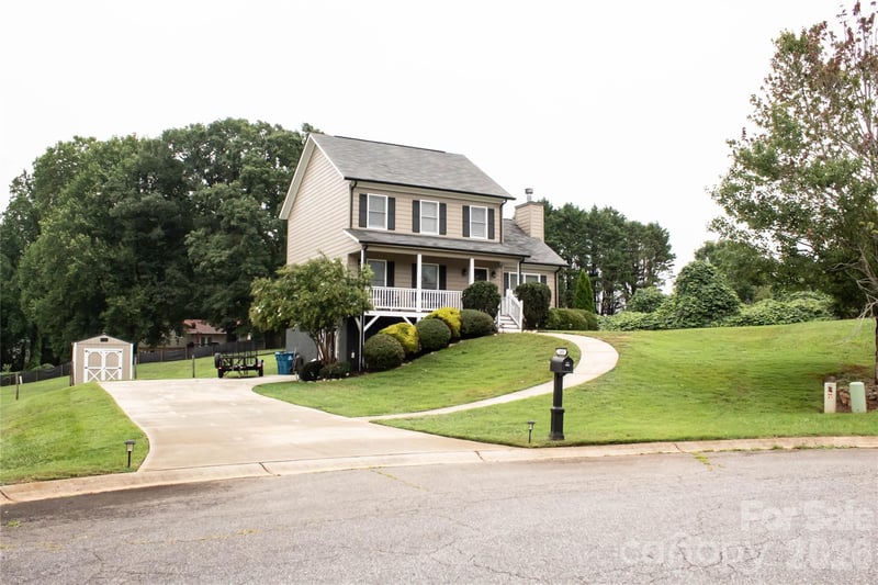 1688 Buffett Cir, Hickory, NC 28602