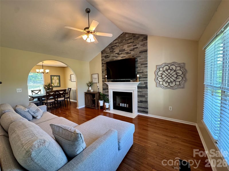 1688 Buffett Cir, Hickory, NC 28602