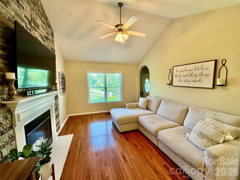 1688 Buffett Cir, Hickory, NC 28602