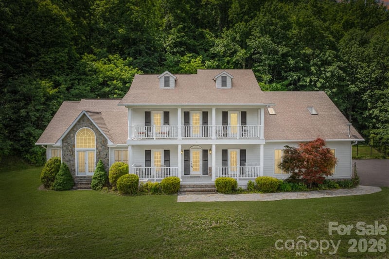 302 Davy Crockett Dr, Maggie Valley, NC 28751
