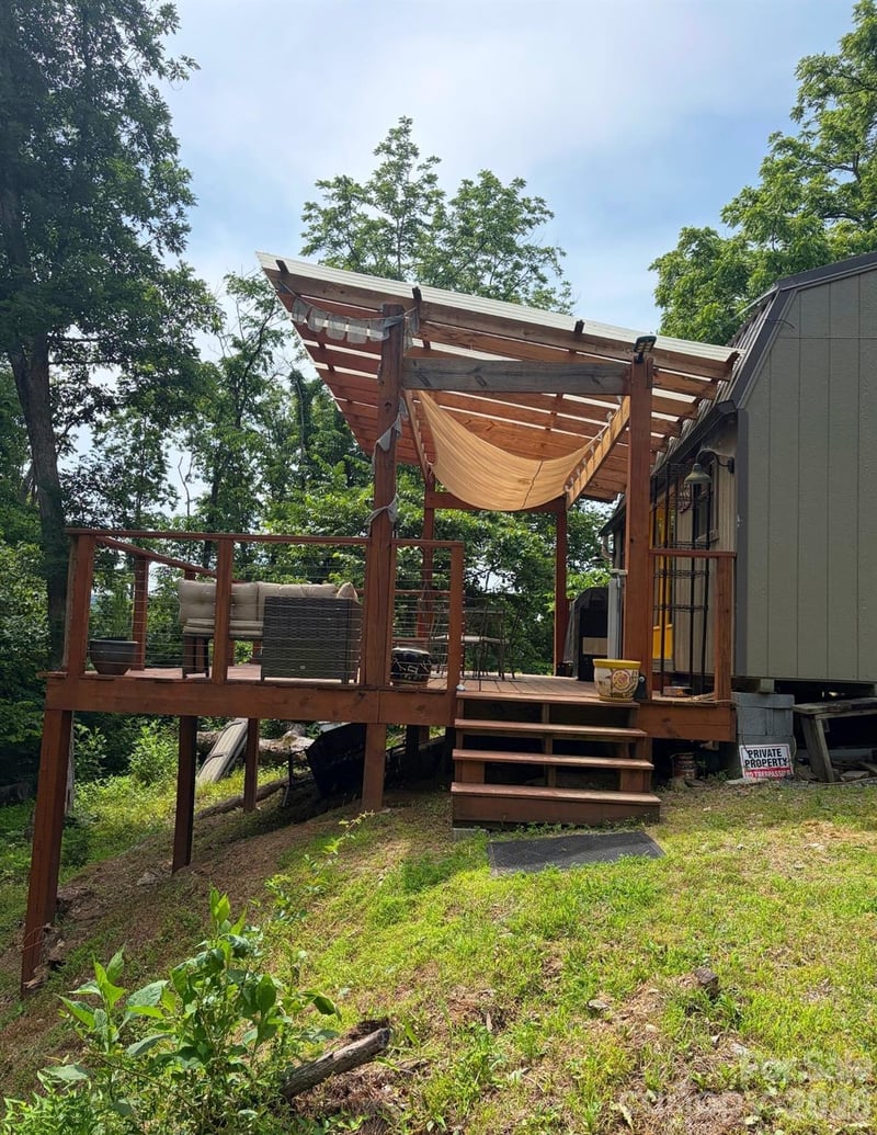 555 Logans Ridge Dr, Marshall, NC 28753
