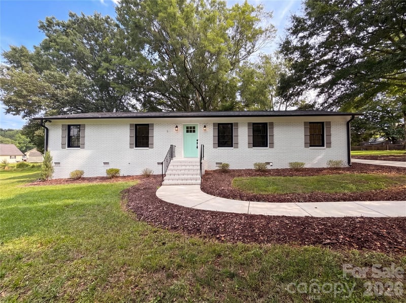 141 Greenbriar Dr, Matthews, NC 28104