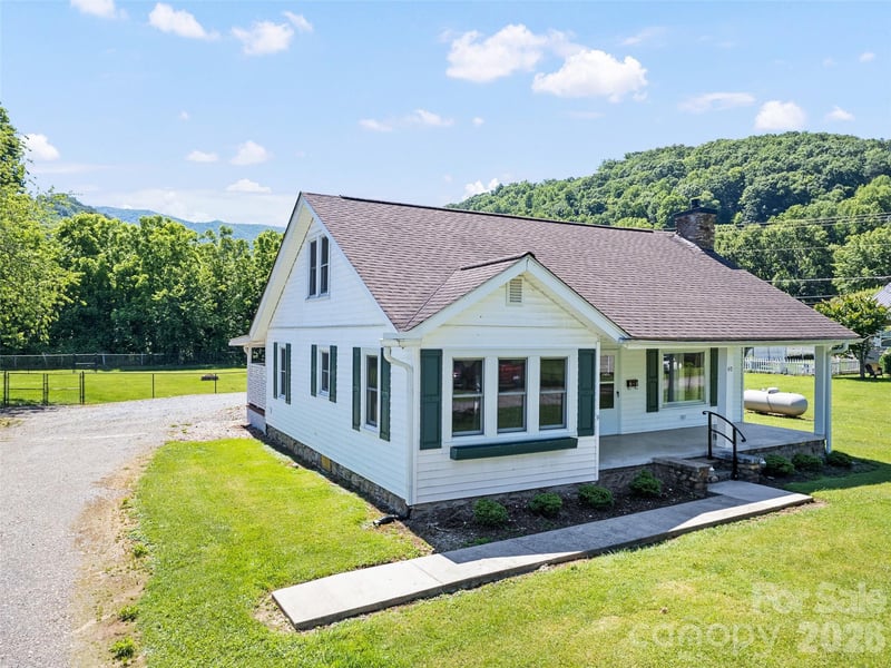 40 Avery St, Waynesville, NC 28786
