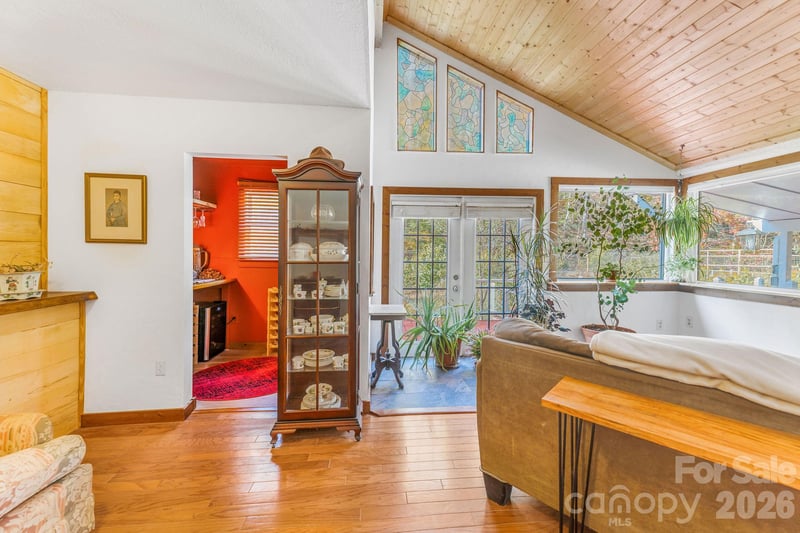 226 Fish Pond Ln, Burnsville, NC 28714