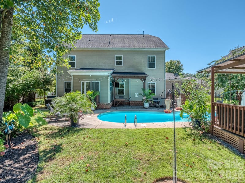 126 Misty Woods Dr, Lake Wylie, SC 29710