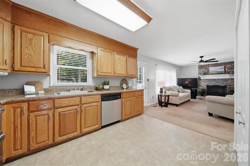 1948 Twin Ponds Dr, Hickory, NC 28602