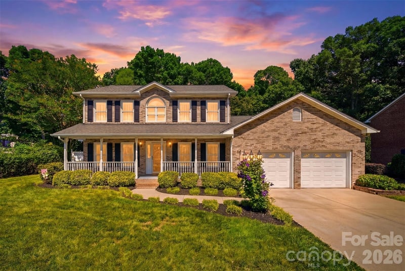 1948 Twin Ponds Dr, Hickory, NC 28602