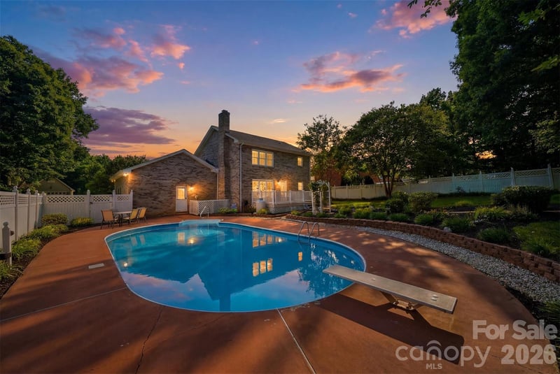 1948 Twin Ponds Dr, Hickory, NC 28602
