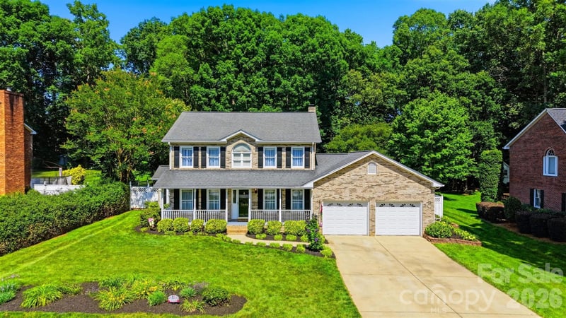 1948 Twin Ponds Dr, Hickory, NC 28602