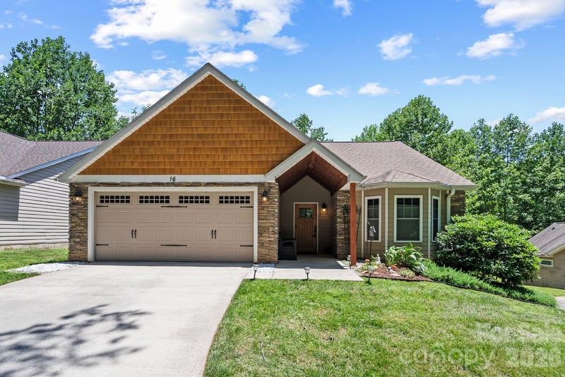 16 Jennlynn Dr, Arden, NC 28704