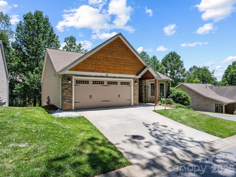 16 Jennlynn Dr, Arden, NC 28704
