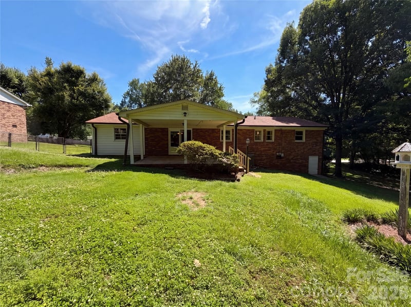 2418 Woodbridge Dr, Gastonia, NC 28056