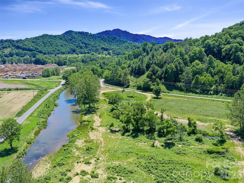 Us Hwy 19w Hw, Burnsville, NC 28714