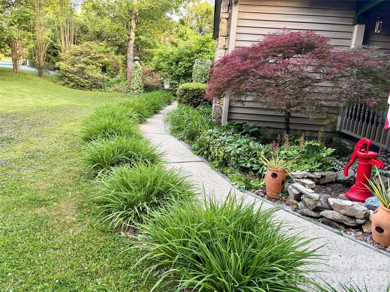 9 Tall Pines Rd, Hendersonville, NC 28739