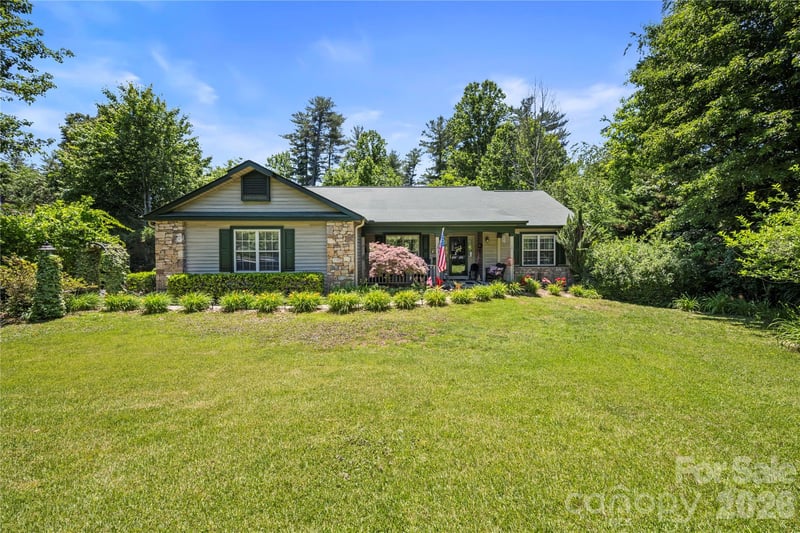 9 Tall Pines Rd, Hendersonville, NC 28739