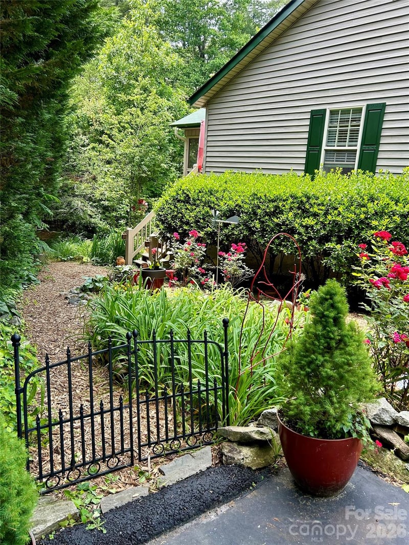 9 Tall Pines Rd, Hendersonville, NC 28739