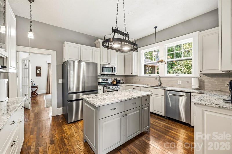 1620 Norwood Pl, Hendersonville, NC 28791