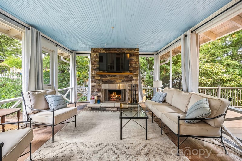 1620 Norwood Pl, Hendersonville, NC 28791