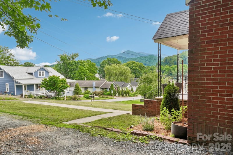 111 Bennett St, Burnsville, NC 28714