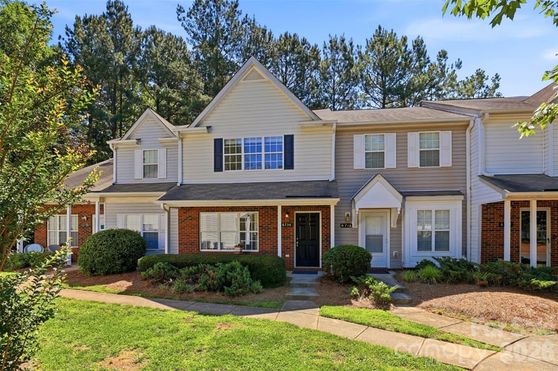 6720 Cypress Tree Ln, Charlotte, NC 28215