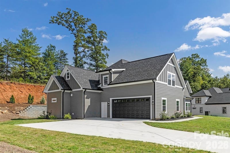 5046 Woodwinds Dr, Hickory, NC 28601