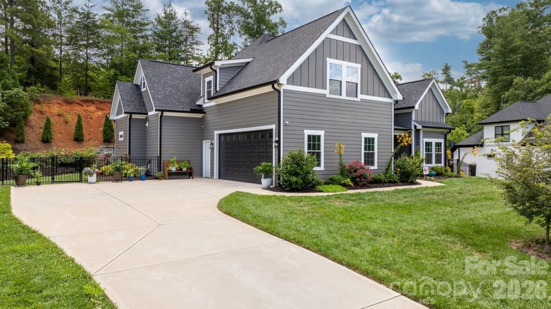 5046 Woodwinds Dr, Hickory, NC 28601