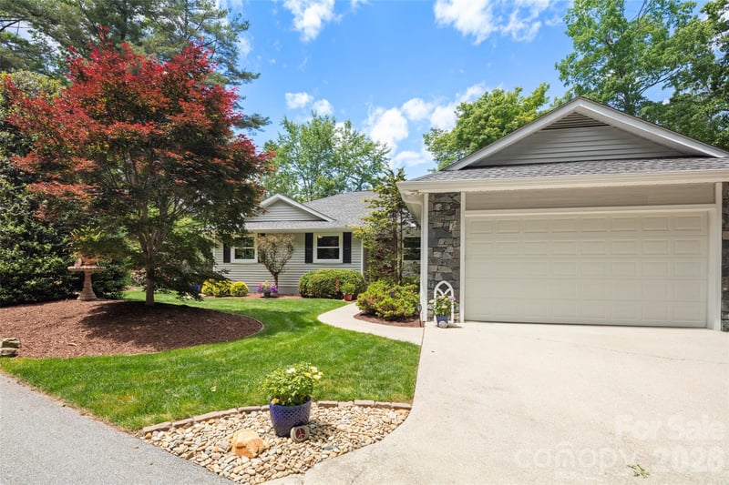 2750 Leucothae Way, Hendersonville, NC 28791