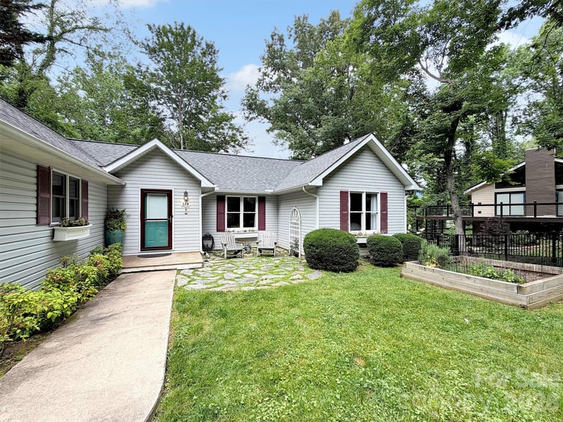 228 Crescent Dr, Lake Junaluska, NC 28745