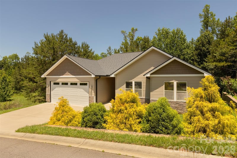48 River Walk Dr, Asheville, NC 28804