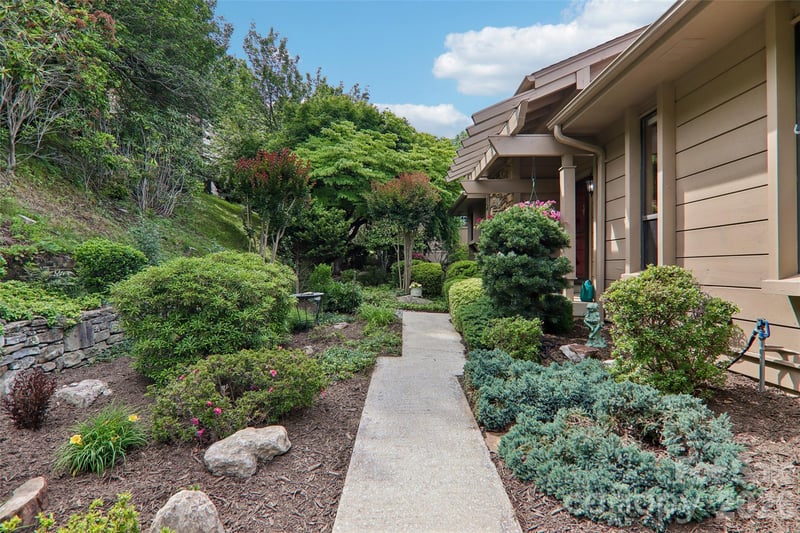 138 Woodbridge Dr, Laurel Park, NC 28739