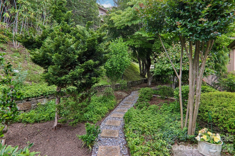 138 Woodbridge Dr, Laurel Park, NC 28739