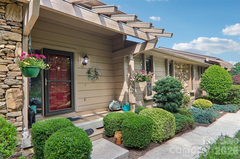 138 Woodbridge Dr, Laurel Park, NC 28739