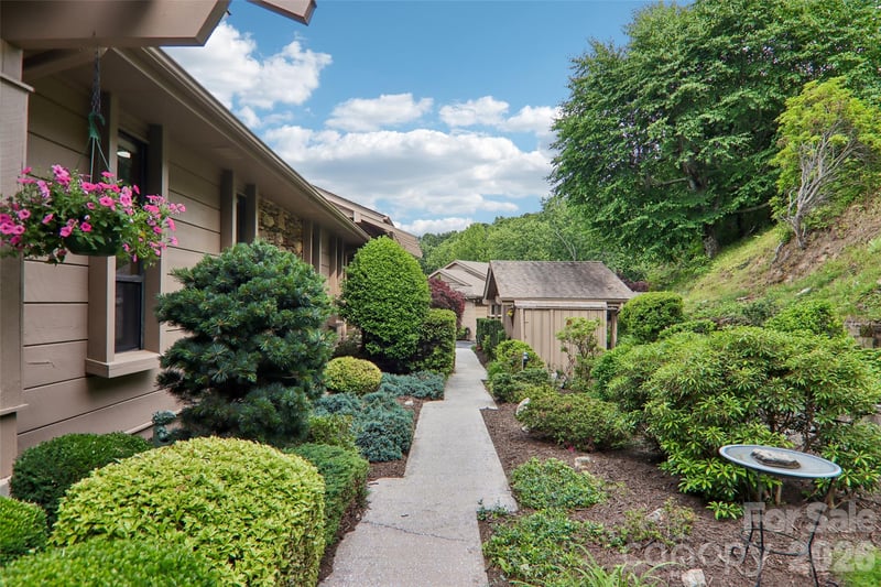138 Woodbridge Dr, Laurel Park, NC 28739