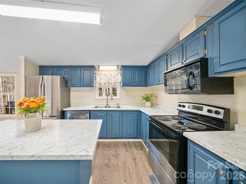 105 Satinwood Dr, Burnsville, NC 28714