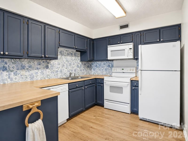 1330 5th St #131, Hickory, NC 28601