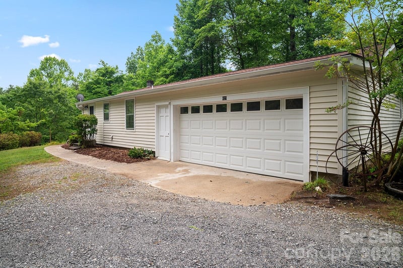 825 Gallimore Rd, Flat Rock, NC 28731