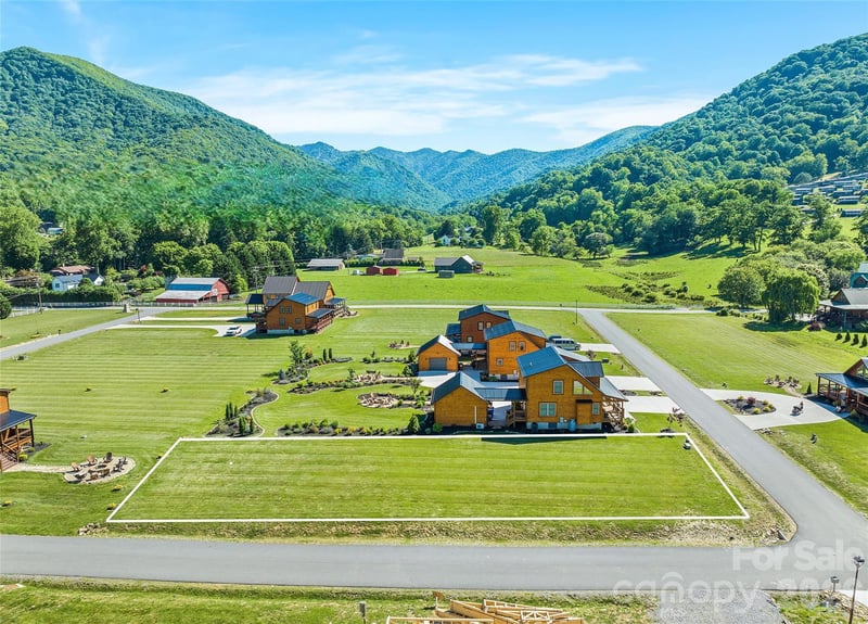 12 Mari Pl, Maggie Valley, NC 28751
