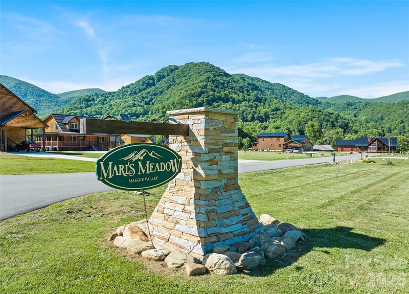 12 Mari Pl, Maggie Valley, NC 28751