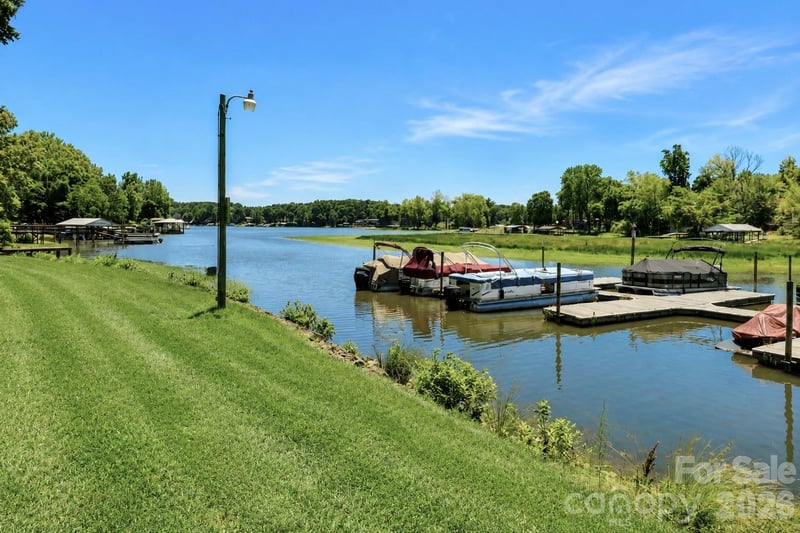 105 Lake Top Ln, Statesville, NC 28677