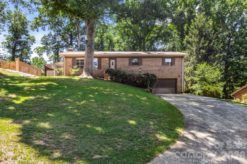 2951 7th Street Dr, Hickory, NC 28601