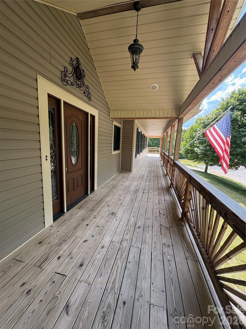 299 Mcdowell Ln, Burnsville, NC 28714