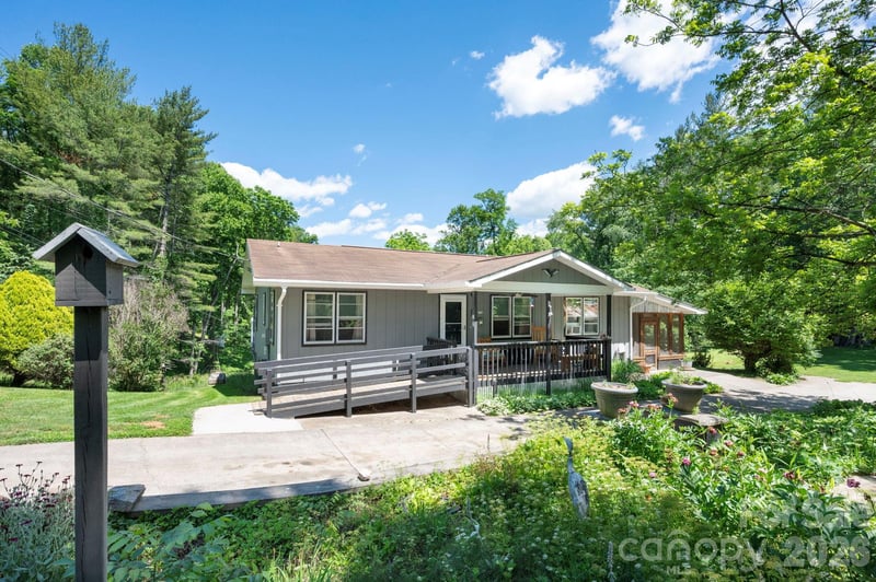 30 Reeves Dr, Burnsville, NC 28714
