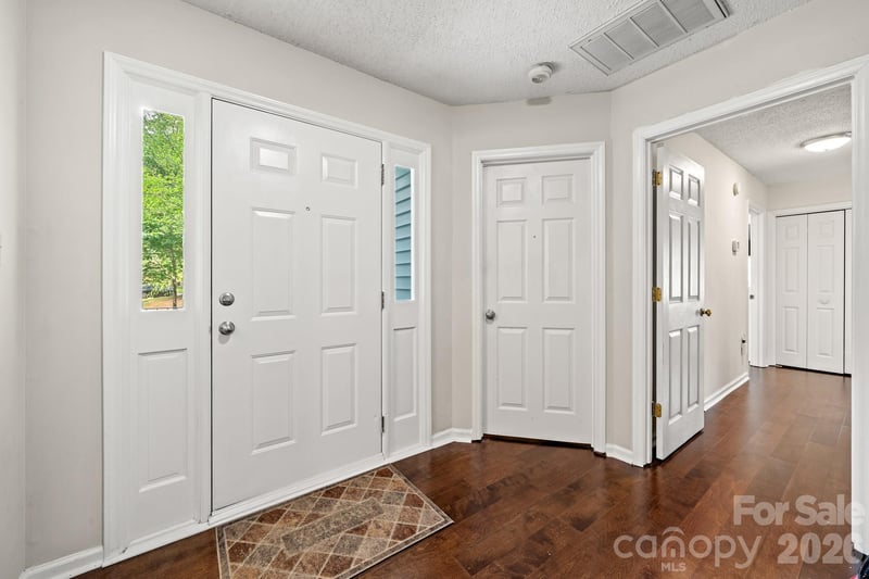 5200 Cressingham Ct, Charlotte, NC 28227