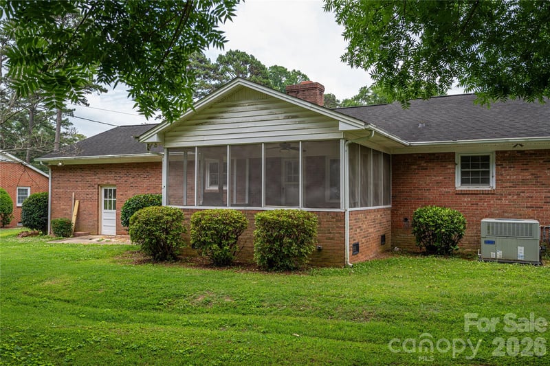 225 Dogwood Dr, Mount Holly, NC 28120